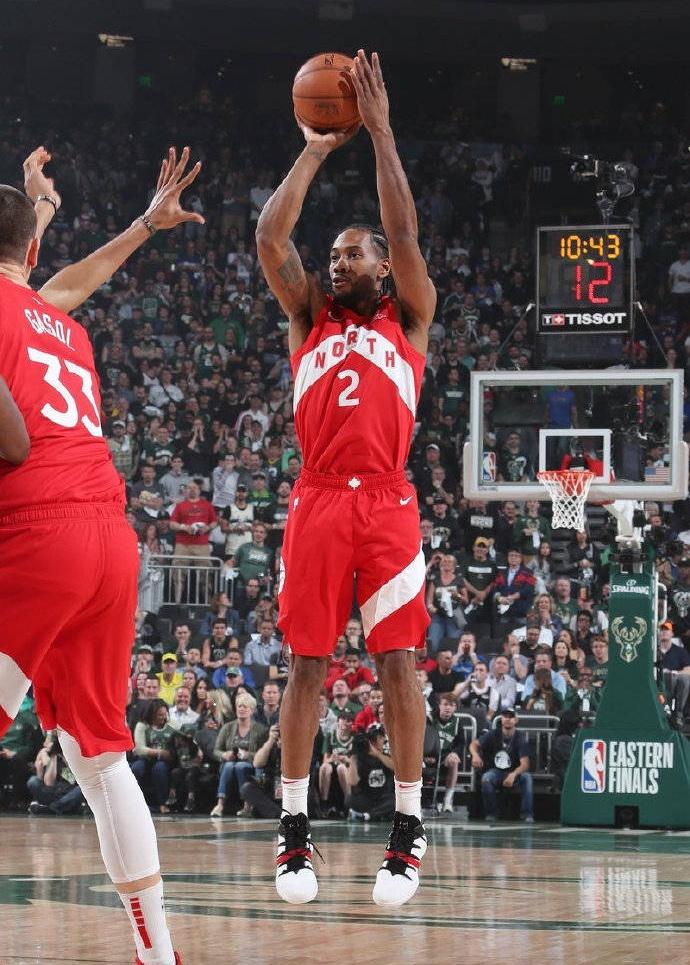 深圳队鏖战雄鹿,伦纳德刷新纪录 深圳队鏖战雄鹿,伦纳德刷新纪录