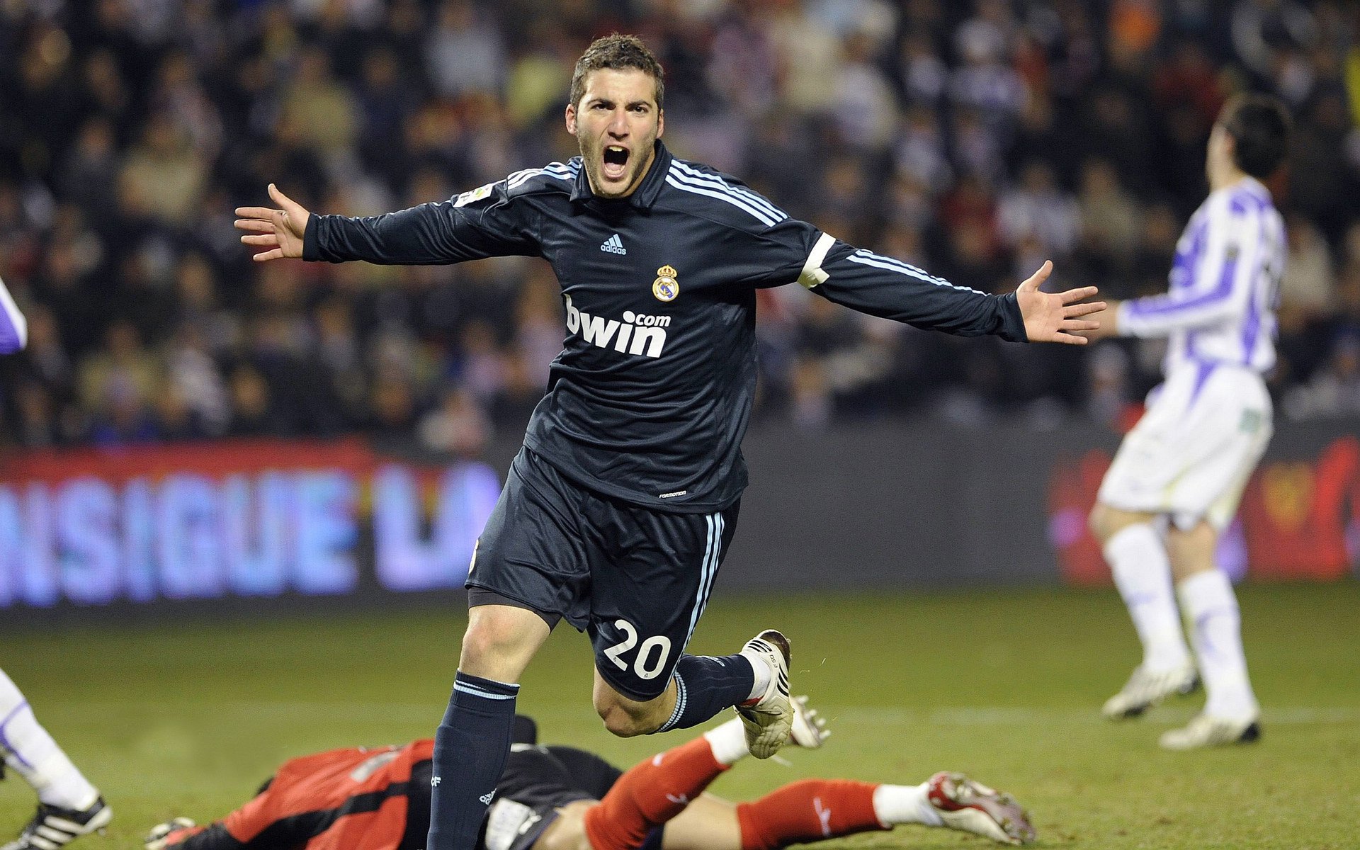 雄鹿争冠征途的意外伏笔，哈利伯顿如何成为灰熊之战的关键先生